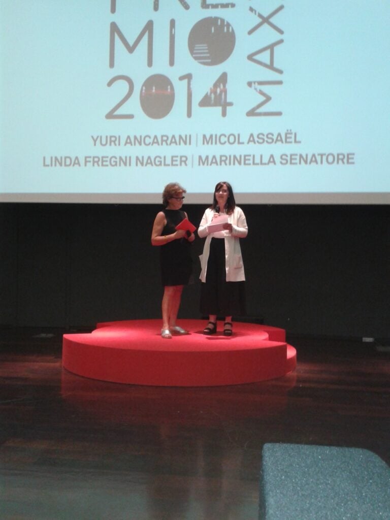 Premio Maxxi 2014 la cerimonia 5 Va a Marinella Senatore il Premio Maxxi 2014. Il suo progetto di arte partecipativa la impone sugli altri finalisti Micol Assaël, Linda Fregni Nagler e Yuri Ancarani