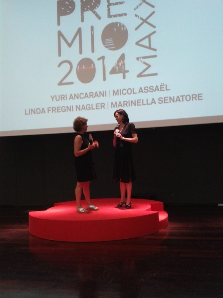 Premio Maxxi 2014 la cerimonia 6 Va a Marinella Senatore il Premio Maxxi 2014. Il suo progetto di arte partecipativa la impone sugli altri finalisti Micol Assaël, Linda Fregni Nagler e Yuri Ancarani