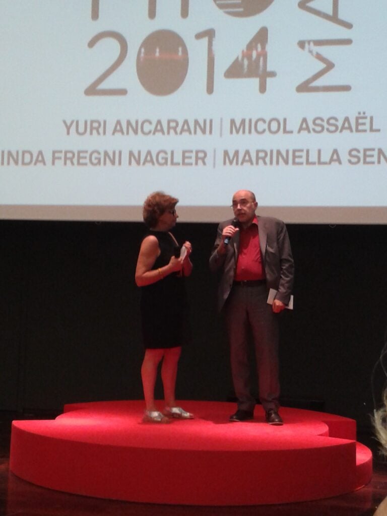 Premio Maxxi 2014 la cerimonia 7 Va a Marinella Senatore il Premio Maxxi 2014. Il suo progetto di arte partecipativa la impone sugli altri finalisti Micol Assaël, Linda Fregni Nagler e Yuri Ancarani