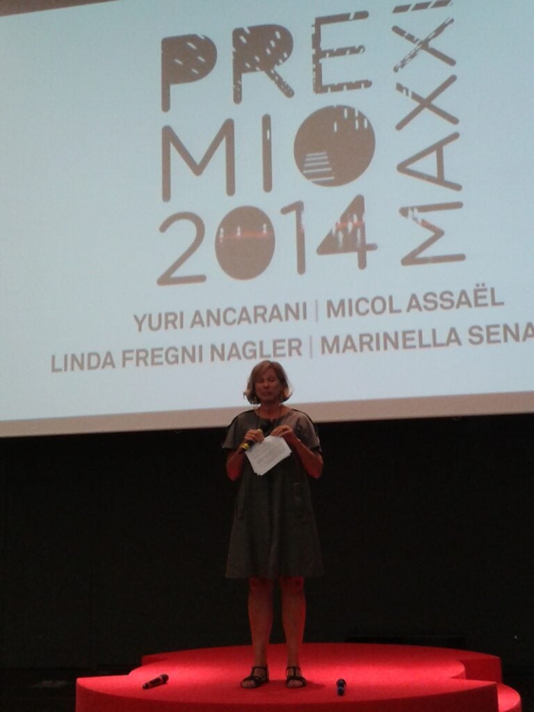 Premio Maxxi 2014 la cerimonia Va a Marinella Senatore il Premio Maxxi 2014. Il suo progetto di arte partecipativa la impone sugli altri finalisti Micol Assaël, Linda Fregni Nagler e Yuri Ancarani