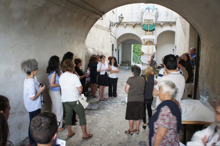 Public Spaces A Place For Action Roccagloriosa Rana Haddad e Pascal Hachem Vertical Procession 2014 6 Rana Haddad, Pascal Hachem, Bianco-Valente. Dopo il Libano, la Campania. Seconda tappa per il progetto Public Spaces=A Place For Action: le foto, da Roccagloriosa