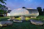 Smiljan Radić Serpentine Gallery Pavilion 2014 photo Iwan Baan Da Londra le prime immagini del Serpentine Pavilion 2014, firmato dal cileno Smiljan Radić. Una conchiglia a Kensington Gardens