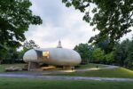 Smiljan Radić Serpentine Gallery Pavilion 2014 photo Iwan Baan Da Londra le prime immagini del Serpentine Pavilion 2014, firmato dal cileno Smiljan Radić. Una conchiglia a Kensington Gardens