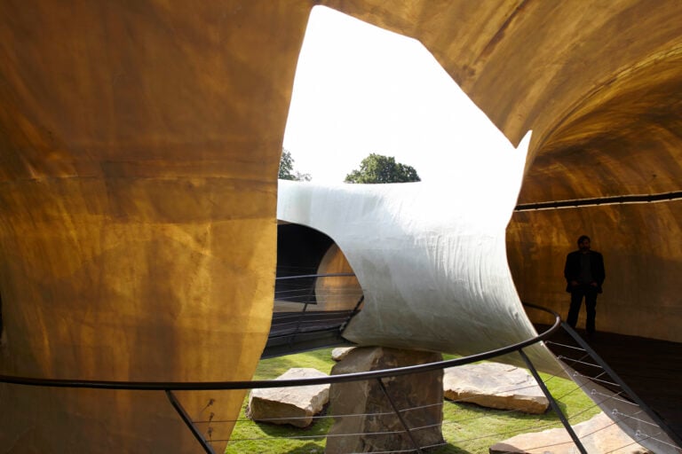 Smiljan Radić Serpentine Gallery Pavilion 2014 photo John Offenbach Da Londra le prime immagini del Serpentine Pavilion 2014, firmato dal cileno Smiljan Radić. Una conchiglia a Kensington Gardens