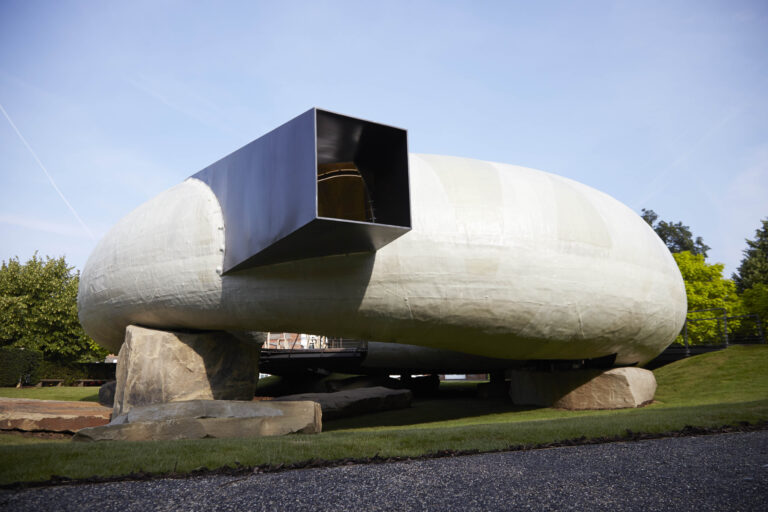 Smiljan Radić Serpentine Gallery Pavilion 2014 photo John Offenbach Da Londra le prime immagini del Serpentine Pavilion 2014, firmato dal cileno Smiljan Radić. Una conchiglia a Kensington Gardens