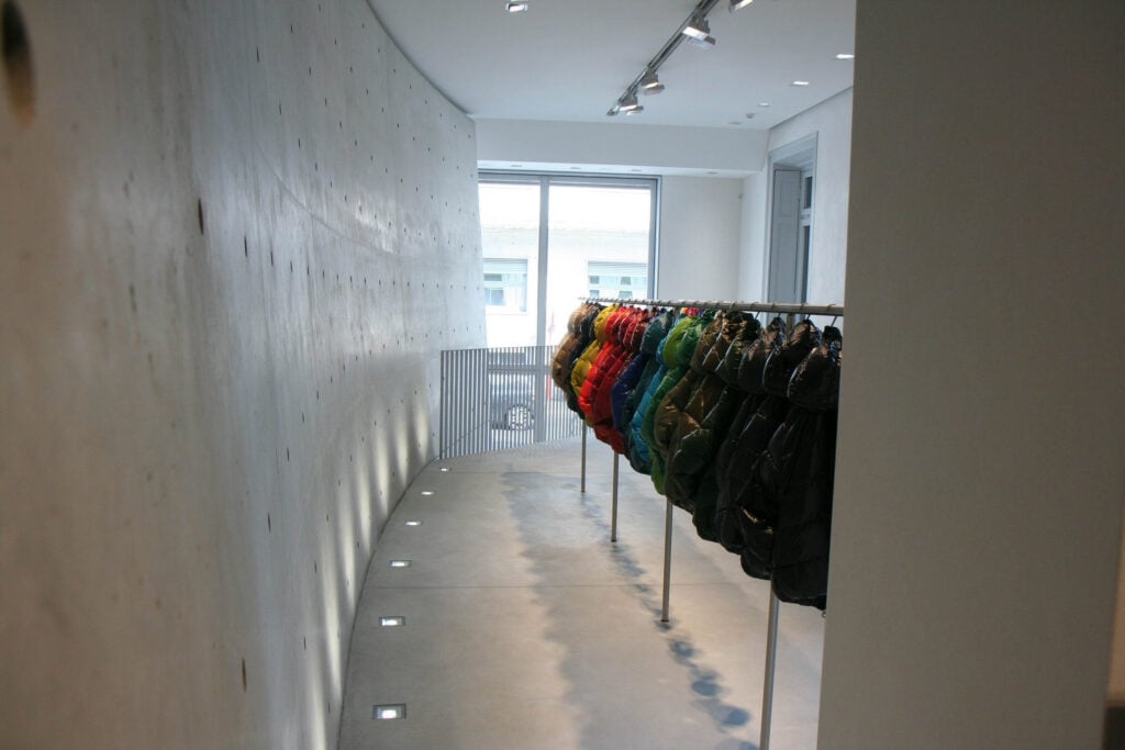 Due store griffati Tadao Ando: a Milano il brand Duvetica si rifà il look con l’archistar giapponese. Aspettando la fashion week maschile