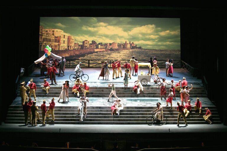 Teatro Carlo Felice Carmen Atto I foto Marcello Orselli GE1405 02 La Carmen a Genova: tra opera lirica e cinema