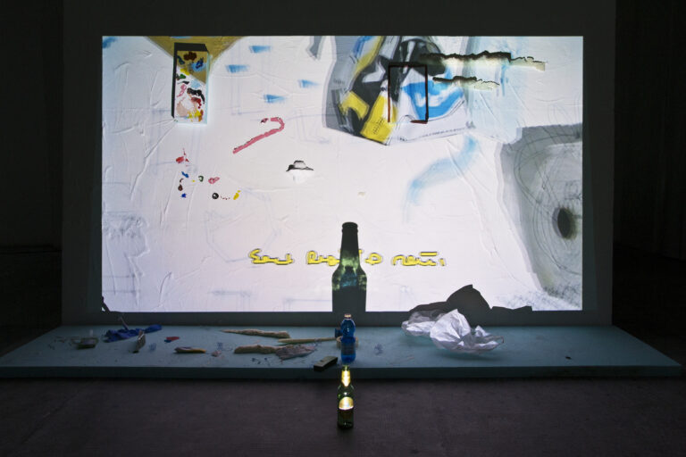 Trisha Baga PPP 2013. 3 D Video Projection foam screen and elements various objects pedestal dimension variable 4 min. loop Trisha Baga e la video-tridimensionalità