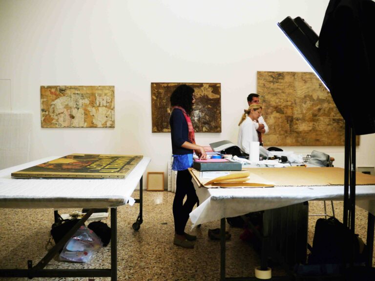 Ultimi preparativi per Rotella a Milano Milano celebra Mimmo Rotella: prime immagini da Palazzo Reale per la mostra omaggio curata da Germano Celant. Che tace sul caso Expo