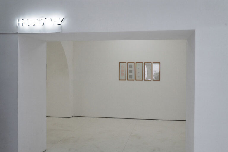 Viaggio al termine della parola veduta della mostra alla Galleria Tiziana Di Caro Salerno 2014 – Courtesy Galleria Tiziana Di Caro Scambio aperto fra arte e scrittura. A Salerno