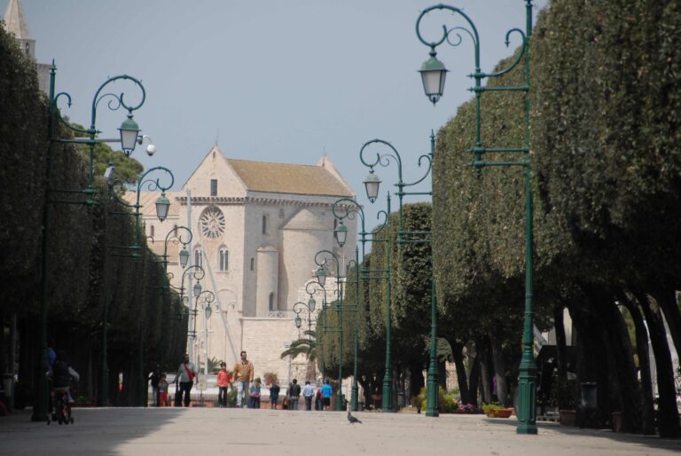 VillaComunale Trani Arte e territorio si incontrano a Trani, con Renkontigo. Promenade nel verde, riscoprendo parchi e antiche architetture, con le installazioni degli artisti in residenza