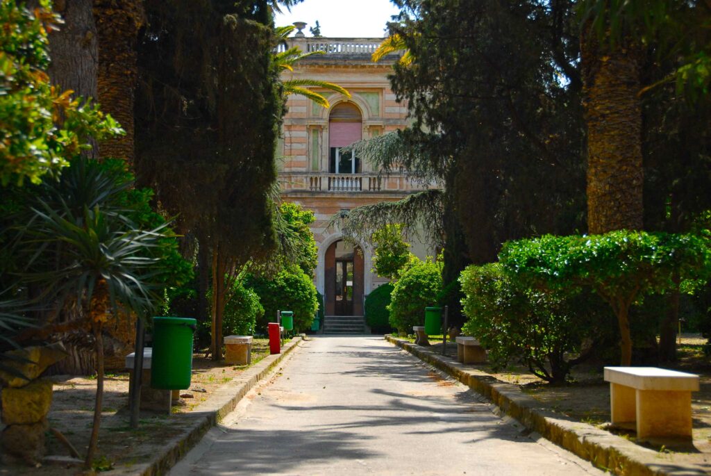 Arte e territorio si incontrano a Trani, con Renkontigo. Promenade nel verde, riscoprendo parchi e antiche architetture, con le installazioni degli artisti in residenza