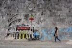 banksy roma 1 Banksy a Roma? Avvistate sue opere sui muri della Capitale. Ed è giallo, tra un sito fake e uno sticker di Mauro Pallotta