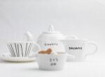 ceramics3 Lo Sketch Restaurant di Londra si rifà il look, con l’aiuto di David Shrigley. Un’installazione di disegni e un set di ceramiche d’artista