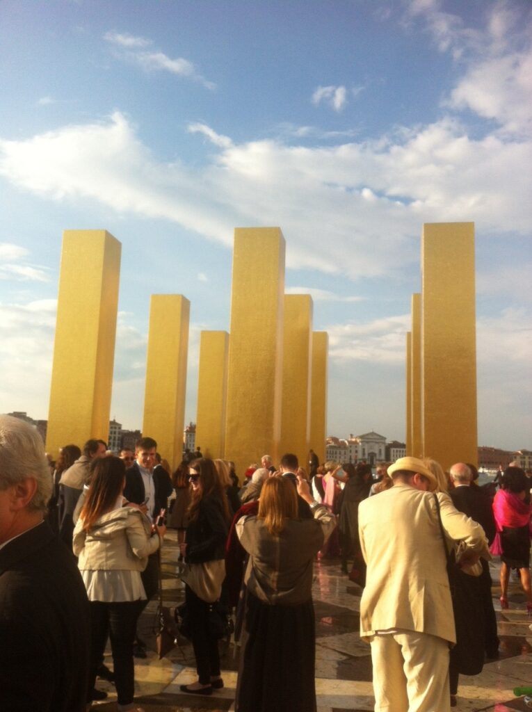 Venezia Updates: three, two, one. Immagini e video dalla presentazione di The Sky Over Nine Columns, la spettacolare installazione di Heinz Mack sull’isola di San Giorgio
