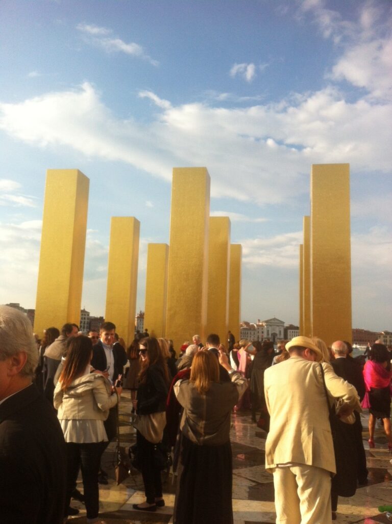 foto 3 e1401867686331 Venezia Updates: three, two, one. Immagini e video dalla presentazione di The Sky Over Nine Columns, la spettacolare installazione di Heinz Mack sull'isola di San Giorgio