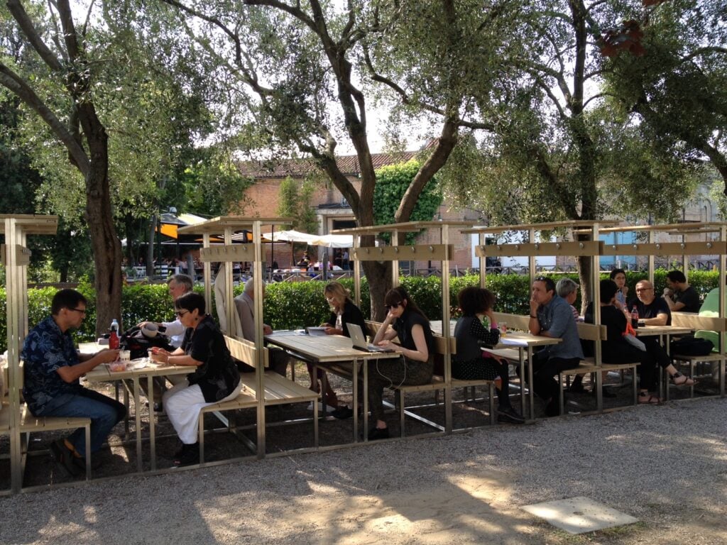 Venezia Updates: alla ricerca del relax migliore ai Giardini. Bar di qualità e design grazie a VEDE, il nuovo gruppo di aziende venete sponsor della Biennale