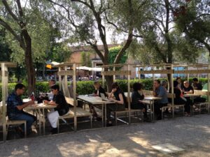 Venezia Updates: alla ricerca del relax migliore ai Giardini. Bar di qualità e design grazie a VEDE, il nuovo gruppo di aziende venete sponsor della Biennale