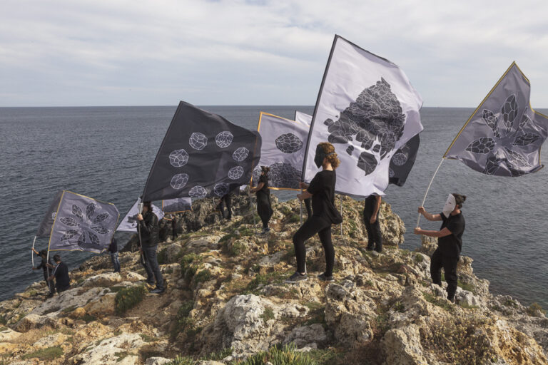 yab 5255 Il racconto per immagini di una "Parata per il Paesaggio". La performance di Andreco, a Santa Maria di Leuca. Percorrendo territori di confine