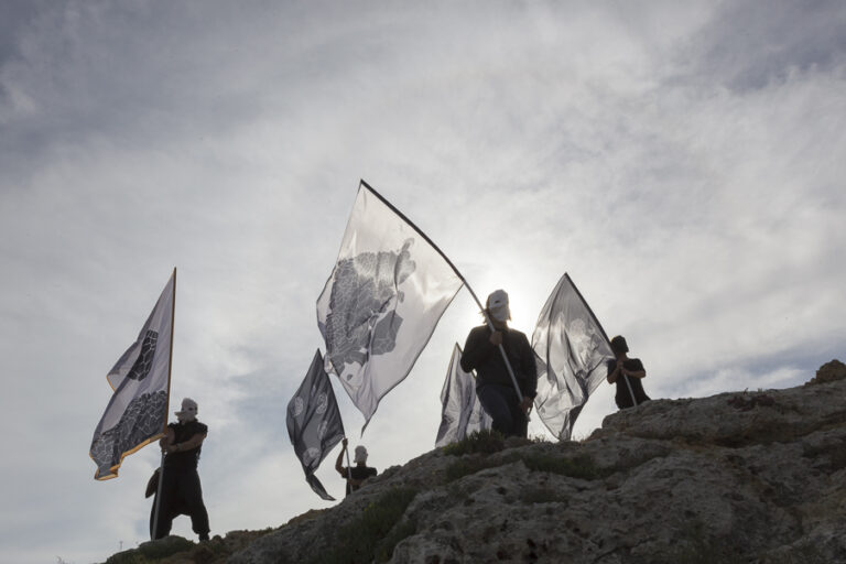 yab 5265 Il racconto per immagini di una "Parata per il Paesaggio". La performance di Andreco, a Santa Maria di Leuca. Percorrendo territori di confine