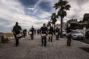 Il racconto per immagini di una “Parata per il Paesaggio”. La performance di Andreco, a Santa Maria di Leuca. Percorrendo territori di confine