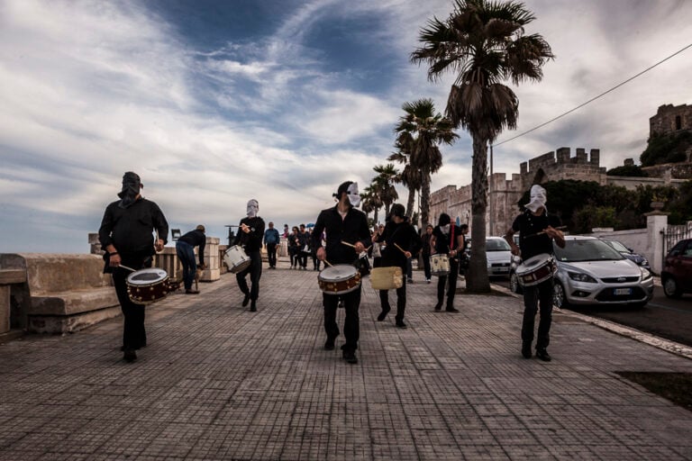 yab 5475 Il racconto per immagini di una "Parata per il Paesaggio". La performance di Andreco, a Santa Maria di Leuca. Percorrendo territori di confine