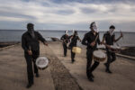 yab 5573 Il racconto per immagini di una "Parata per il Paesaggio". La performance di Andreco, a Santa Maria di Leuca. Percorrendo territori di confine