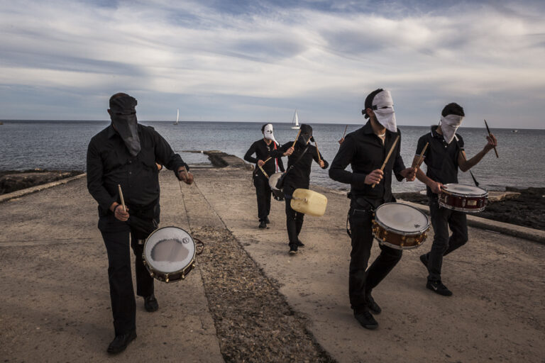 yab 5573 Il racconto per immagini di una "Parata per il Paesaggio". La performance di Andreco, a Santa Maria di Leuca. Percorrendo territori di confine