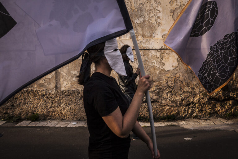 yab 5735 Il racconto per immagini di una "Parata per il Paesaggio". La performance di Andreco, a Santa Maria di Leuca. Percorrendo territori di confine