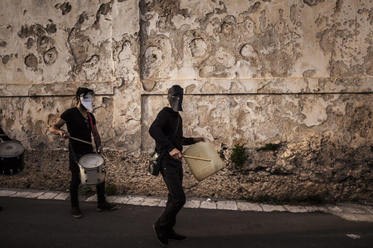 yab 5744 Il racconto per immagini di una "Parata per il Paesaggio". La performance di Andreco, a Santa Maria di Leuca. Percorrendo territori di confine