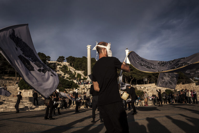 yab 5818 Il racconto per immagini di una "Parata per il Paesaggio". La performance di Andreco, a Santa Maria di Leuca. Percorrendo territori di confine