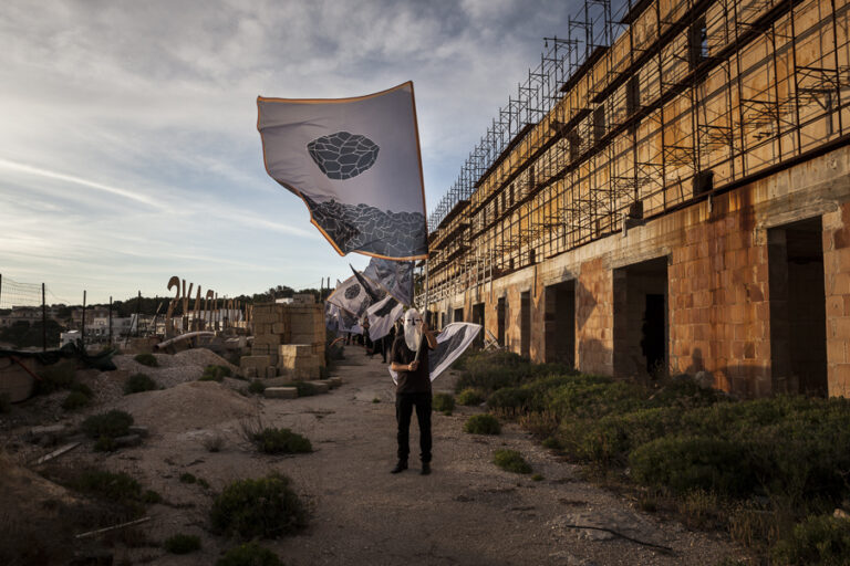 yab 5873 Il racconto per immagini di una "Parata per il Paesaggio". La performance di Andreco, a Santa Maria di Leuca. Percorrendo territori di confine