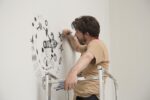 Andrea Bianconi Wall drawing Italiani in trasferta. Il “Cadavre exquis” nel terzo millennio. Al Museo MSK di Gent, in Belgio, Andrea Bianconi in febbrile interscambio con altri due pittori: ecco le immagini