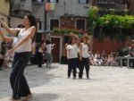 Bolero Variazioni Cristina Rizzo Danza più Architettura, fino al 18 luglio la Biennale di Venezia raddoppia. Immagini di azioni performative e coreografie fra campi, calli e sedi istituzionali