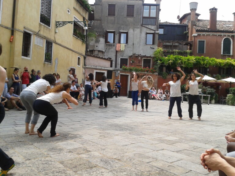 Bolero Variazioni Cristina Rizzo 2 Danza più Architettura, fino al 18 luglio la Biennale di Venezia raddoppia. Immagini di azioni performative e coreografie fra campi, calli e sedi istituzionali