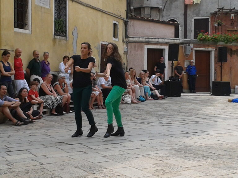 Bolero Variazioni Cristina Rizzo 3 Danza più Architettura, fino al 18 luglio la Biennale di Venezia raddoppia. Immagini di azioni performative e coreografie fra campi, calli e sedi istituzionali