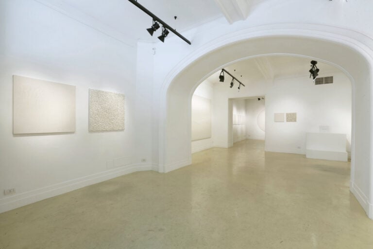 Carlo Rea IMPERMANENZE Forme e immagini delle superfici in fluttuazione Panoramica della mostra Roma 2014 Courtesy Gallerja Le impermanenze di Carlo Rea