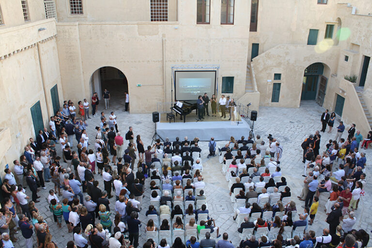 Castello di Gallipoli cerimonia di inaugurazione Riapre dopo un secolo e mezzo il Castello di Gallipoli. Immagini dalla cerimonia che ha restituito alla perla del Salento l’importante contenitore culturale