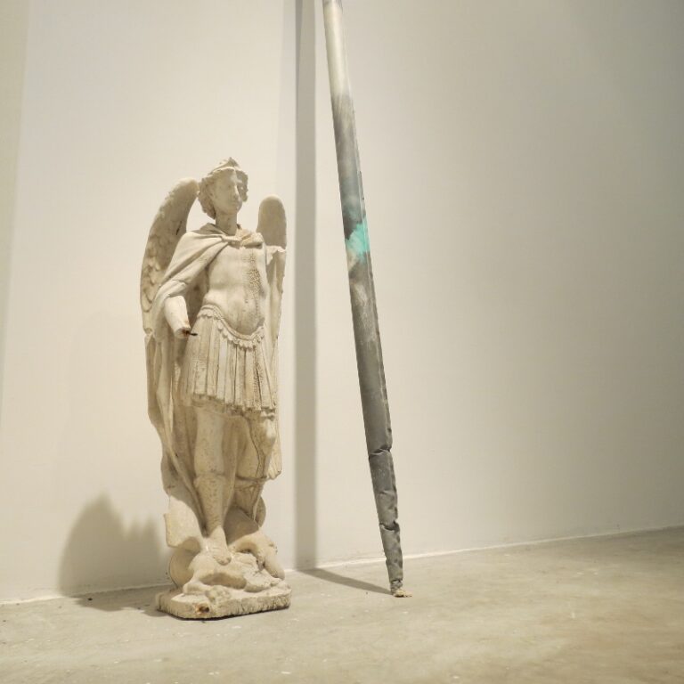 Chiara Camoni Luca ovvero San Giorgio e il Drago ovvero San Michele 2010. Gesso olio su tela ferro polvere di marco 25x70x200 800x800 La scultura nomade. Terza e ultima mostra