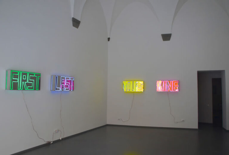 Chiara Dynys Antitesi 2014 lightbox neon lights Duel: il tema del doppio secondo Chiara Dynys