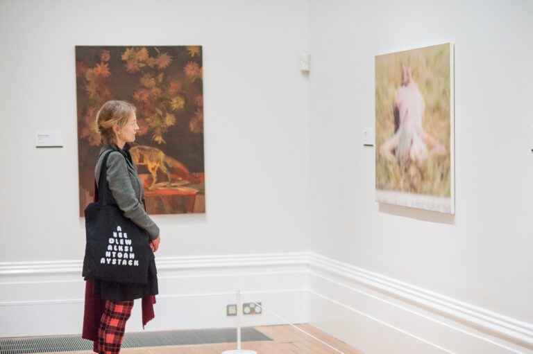 Dettaglio della mostra del John Moores Painting Prize, Walker Art Gallery, 2014. Foto Mark McNulty, courtesy Liverpool Biennial