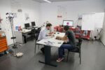 Diego Caglioni nel laboratorio di Intellimech Kilometro Rosso Bergamo Artisti scienziati al Kilometro Rosso: inedito progetto di residenza per il polo tecnologico di Bergamo, che ospita nei suoi laboratori sette creativi