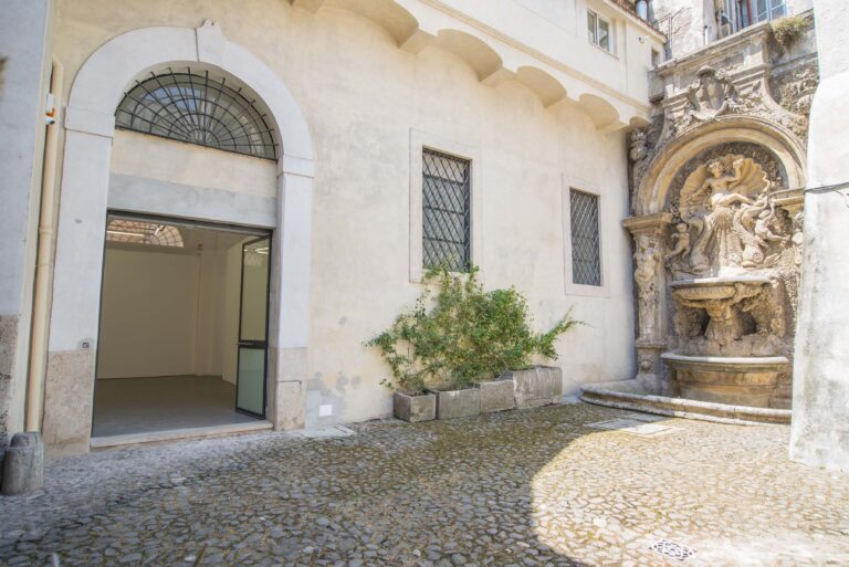 Galleria Lorcan ONeill Roma Courtyard Da Trastevere a Campo de' Fiori. Cambia sede a Roma la galleria Lorcan O’Neill: che inaugura nelle ex scuderie di Palazzo Santacroce con Enrico Castellani, Richard Long e Jeff Wall