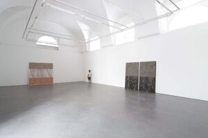 Da Trastevere a Campo de’ Fiori. Cambia sede a Roma la galleria Lorcan O’Neill: che inaugura nelle ex scuderie di Palazzo Santacroce con Enrico Castellani, Richard Long e Jeff Wall