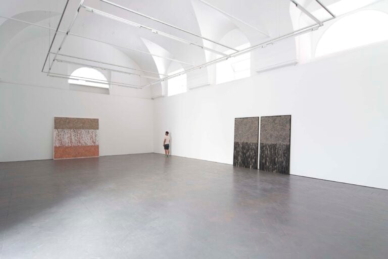 Galleria Lorcan ONeill Roma Main gallery 1 Da Trastevere a Campo de' Fiori. Cambia sede a Roma la galleria Lorcan O’Neill: che inaugura nelle ex scuderie di Palazzo Santacroce con Enrico Castellani, Richard Long e Jeff Wall