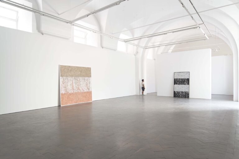 Galleria Lorcan ONeill Roma Main gallery 2 Da Trastevere a Campo de' Fiori. Cambia sede a Roma la galleria Lorcan O’Neill: che inaugura nelle ex scuderie di Palazzo Santacroce con Enrico Castellani, Richard Long e Jeff Wall