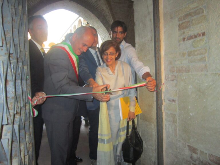 Il sindaco di Atri Gabriele Astolfi e lAmbasciatore del Pakistan in Italia Tehmina Janjua tagliano il nastro allopening della mostra foto Giuliana Benassi Stills of Peace. Ad Atri un nuovo step del progetto espositivo Arte al Centro: in mostra artisti italiani e pakistani, ecco chiccera all’opening