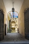Ingresso Galleria Lorcan O Neill Vicolo dei Catinari 3 Da Trastevere a Campo de' Fiori. Cambia sede a Roma la galleria Lorcan O’Neill: che inaugura nelle ex scuderie di Palazzo Santacroce con Enrico Castellani, Richard Long e Jeff Wall