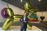 Jeff Koons 580x387 Quel vizietto del plagio di Jeff Koons. Il Centre Pompidou, dopo la denuncia del pubblicitario Franck Davidovici, ritira un'opera dalla grande mostra dell'artista: per lui è il quarto caso