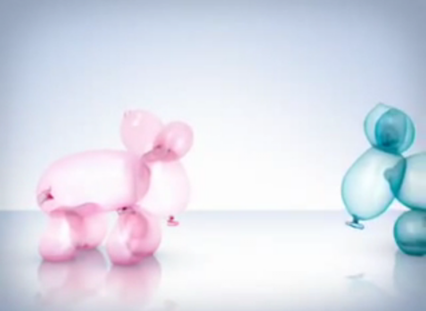 Jeff Koons everywhere. Anche nei preservativi: tre Balloon Dog “animano” il nuovo spot televisivo della Durex